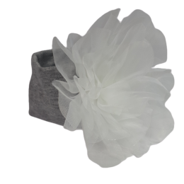 Szara opaska na głowę dla niemowlaka z dużym białym kwiatem