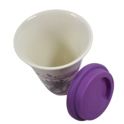 Ceramiczny kubek z silikonową przykrywką 400 ml LAWENDA w konewce, zdjęcie 3