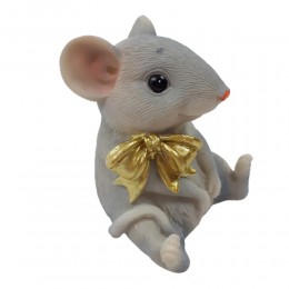 Figurka siedząca myszka z kokardką na prezent dla miłośnika gryzoni