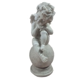 Anioł dekoracyjny h 30cm / figurka anioła stróża siedzącego na kuli