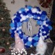 Świąteczny wianek na drzwi z pomponów z kolorze niebieskim