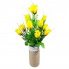 Sztuczne żółte róże w bukiecie z dodatkami do wazonu na cmentarz