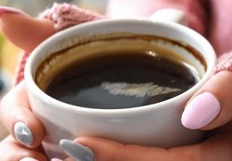 Jak dbać o porcelanę, czym czyścić kubki z osadu po kawie?